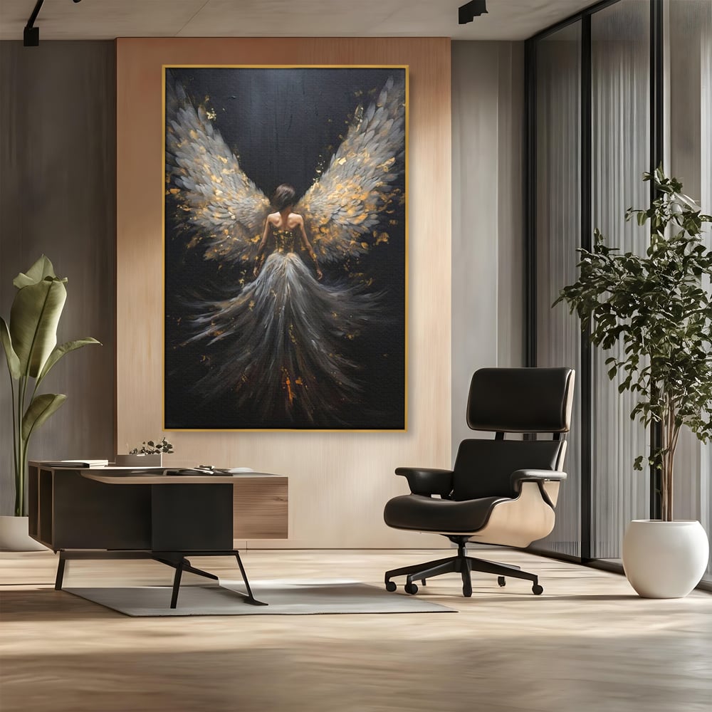 Tablou canvas cu tablou canvas cu inger si aripi, in rama de aluminiu auriu, pe perete intr-un birou